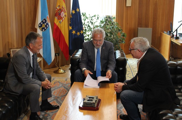 O presidente do CES entrega ao Parlamento a Memoria sobre a situación económica e social de Galicia 2021